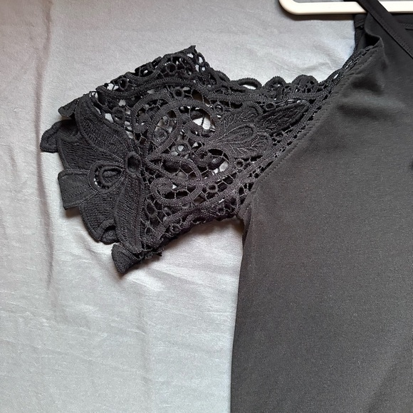 Chic Gray Embellished Cut Out Sleeveless Blouse NWT Size 2XL - Picture 3 of 6